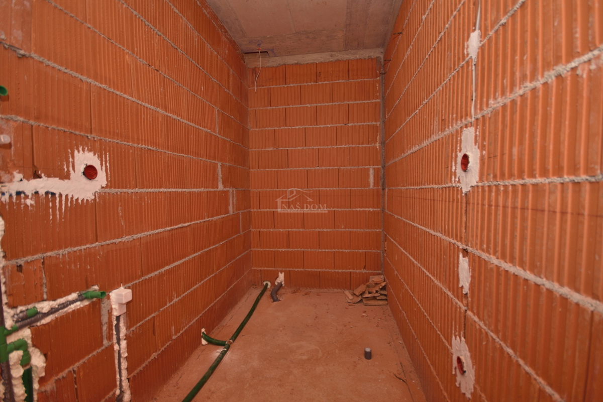 Luksuzno dvoprostorsko stanovanje S1 z veliko zemljiščem v Tribunju – 250 m od morja