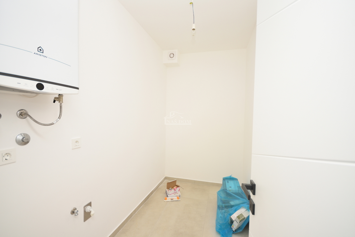 Luksuzno dvoprostorsko stanovanje S1 z veliko zemljiščem v Tribunju – 250 m od morja