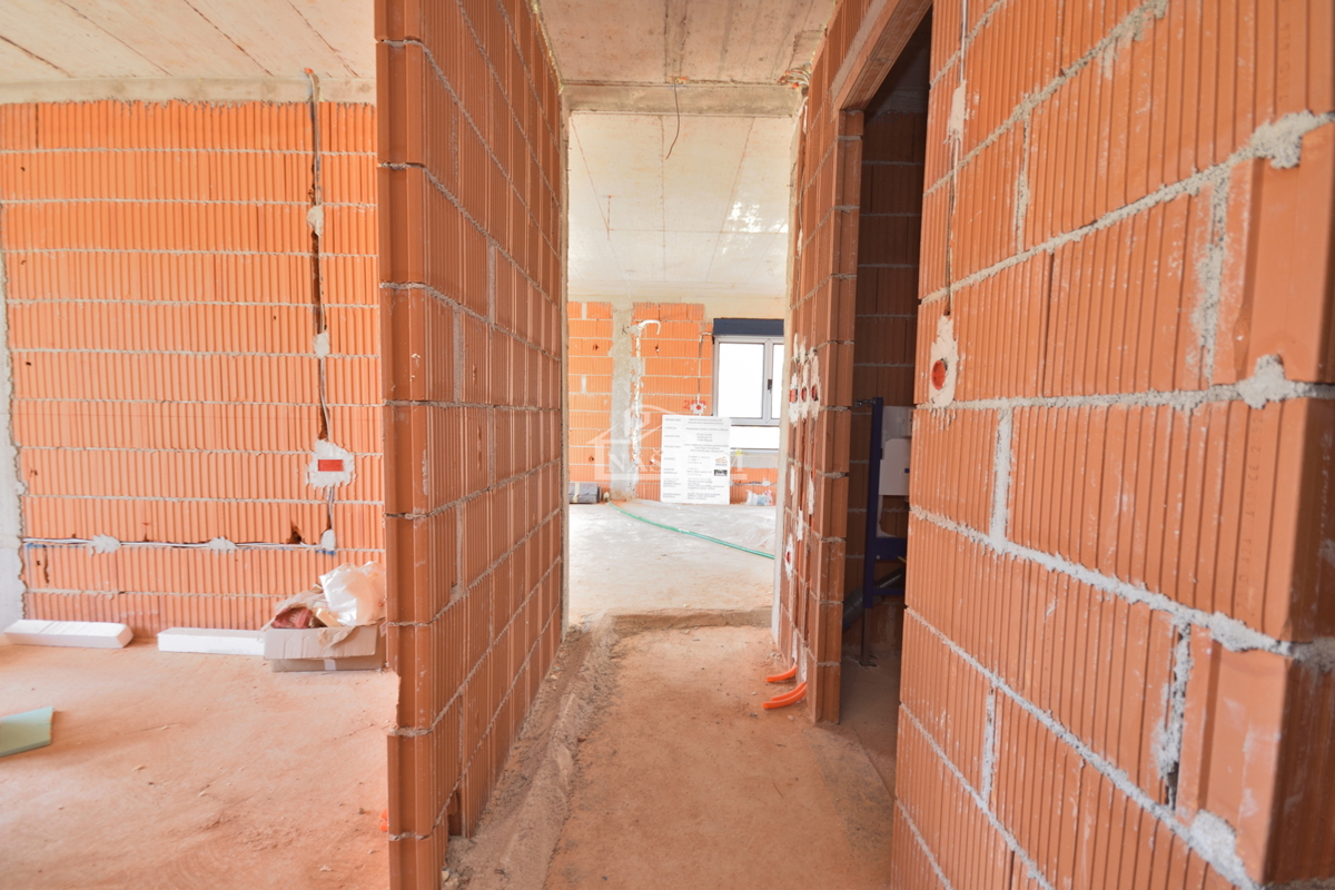 Luksuzno dvoprostorsko stanovanje S1 z veliko zemljiščem v Tribunju – 250 m od morja