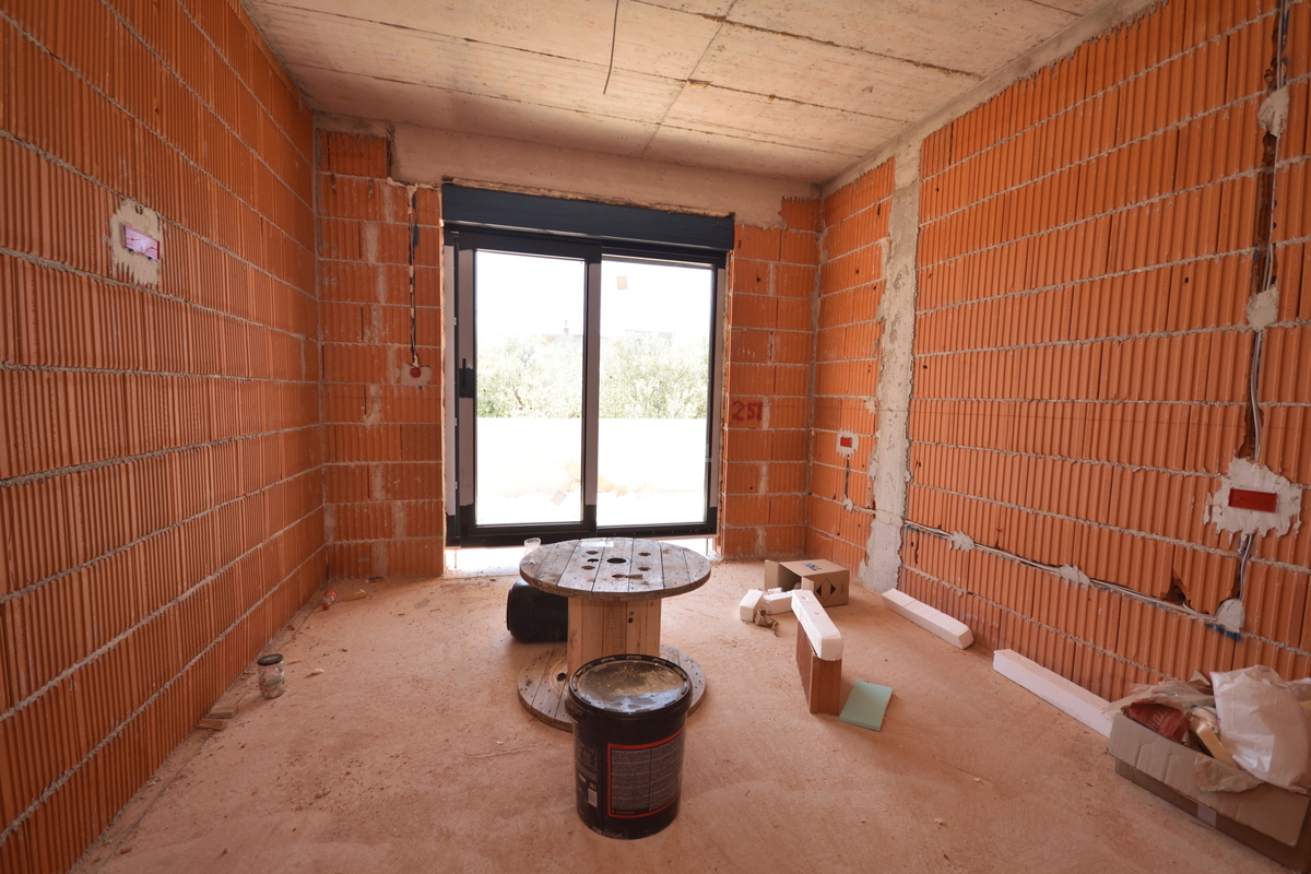 Luksuzno dvoprostorsko stanovanje S1 z veliko zemljiščem v Tribunju – 250 m od morja