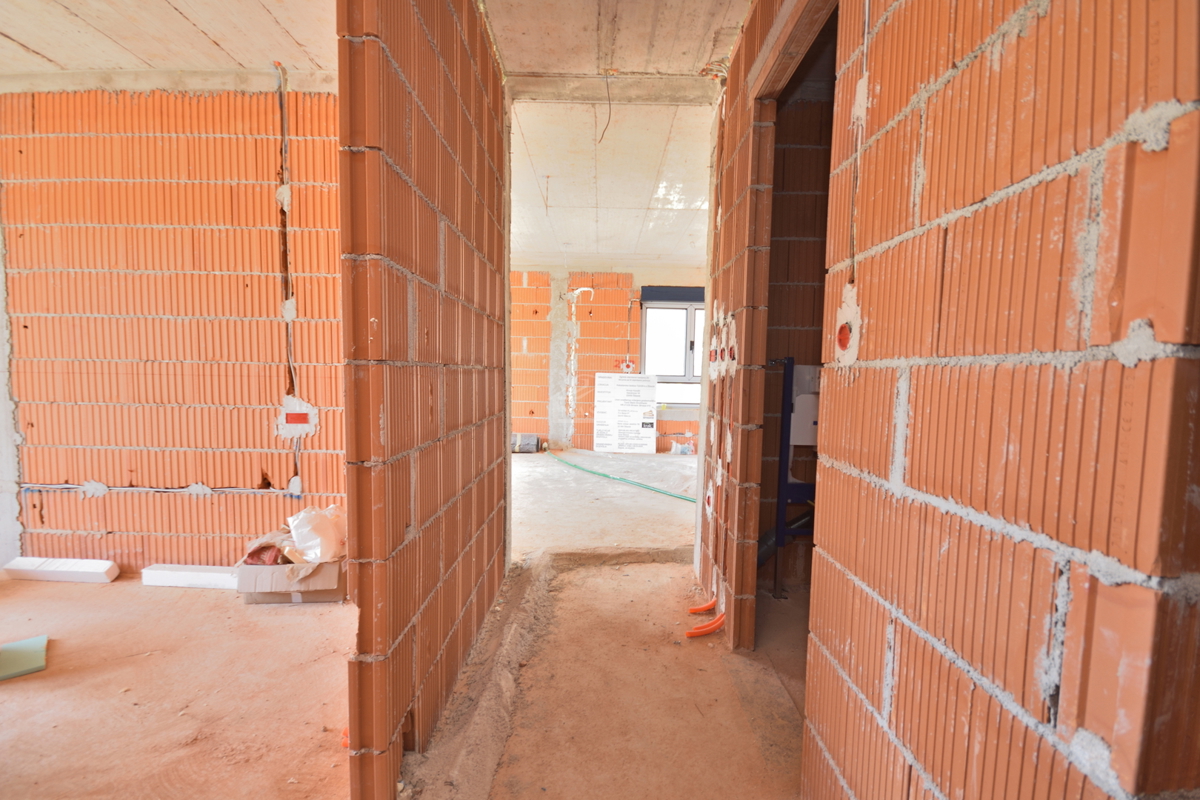 Luksuzno dvoprostorsko stanovanje S1 z veliko zemljiščem v Tribunju – 250 m od morja