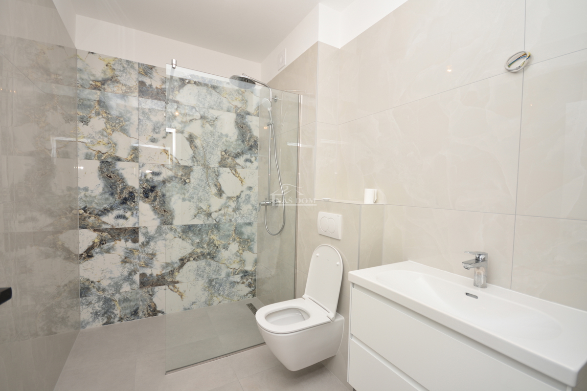 Luksuzno dvoprostorsko stanovanje S1 z veliko zemljiščem v Tribunju – 250 m od morja