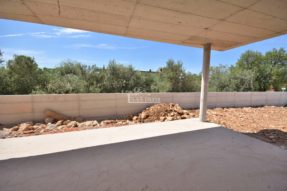 Luksuzno dvoprostorsko stanovanje S1 z veliko zemljiščem v Tribunju – 250 m od morja