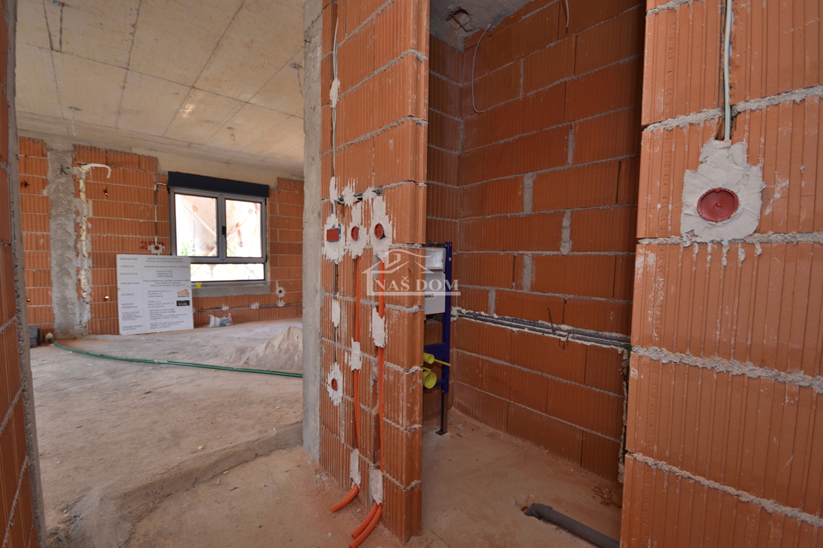 Luksuzno dvoprostorsko stanovanje S1 z veliko zemljiščem v Tribunju – 250 m od morja