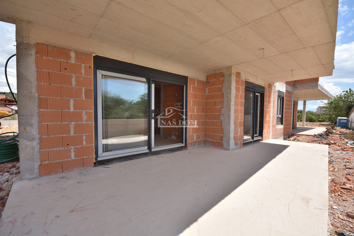 Luksuzno dvoprostorsko stanovanje S1 z veliko zemljiščem v Tribunju – 250 m od morja