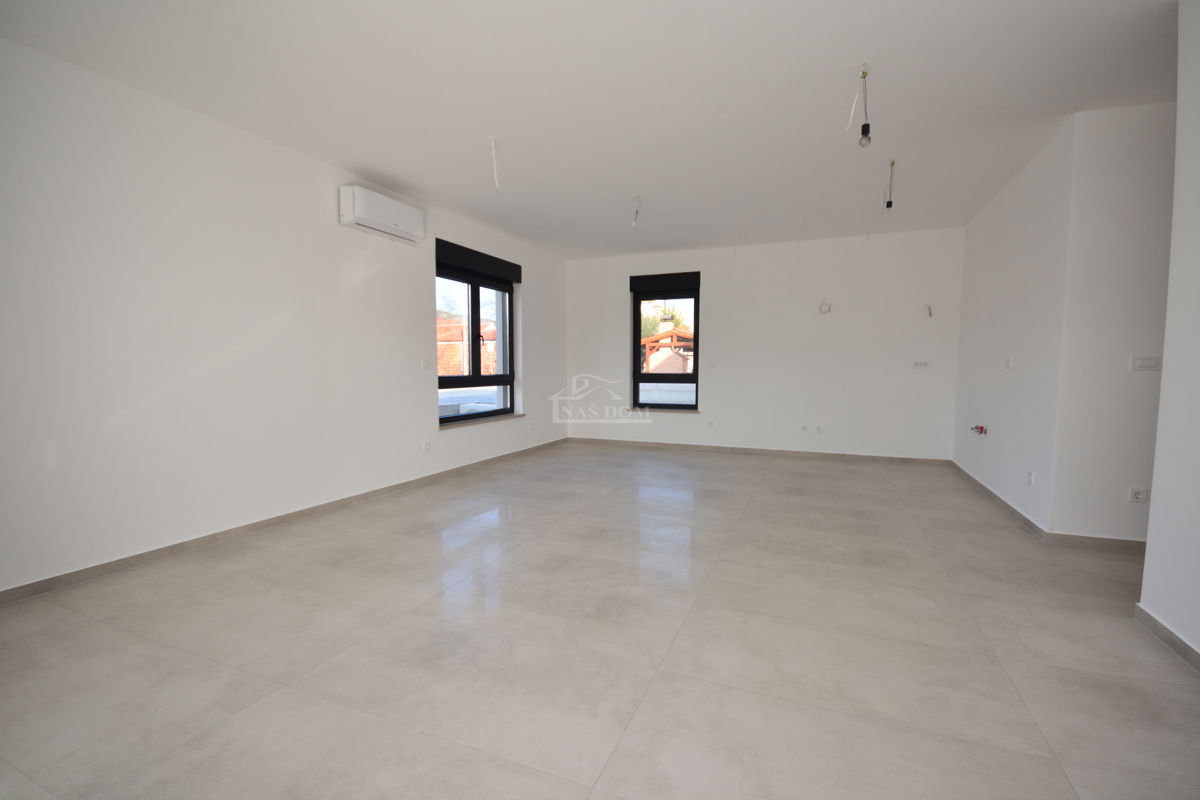 Luksuzno dvoprostorsko stanovanje S1 z veliko zemljiščem v Tribunju – 250 m od morja