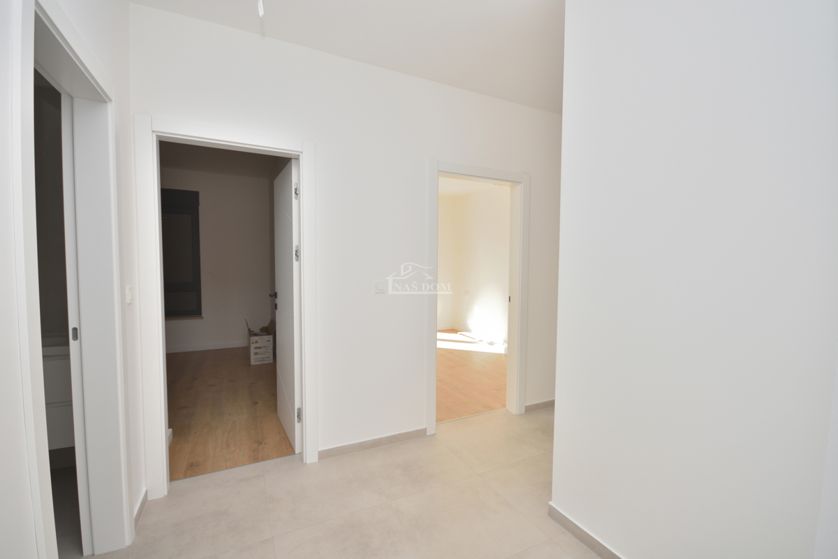 Luksuzno dvoprostorsko stanovanje S1 z veliko zemljiščem v Tribunju – 250 m od morja