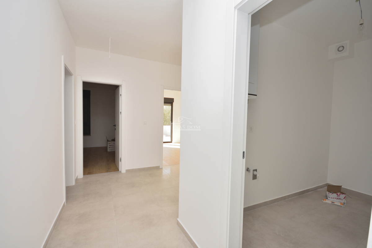 Luksuzno dvoprostorsko stanovanje S1 z veliko zemljiščem v Tribunju – 250 m od morja