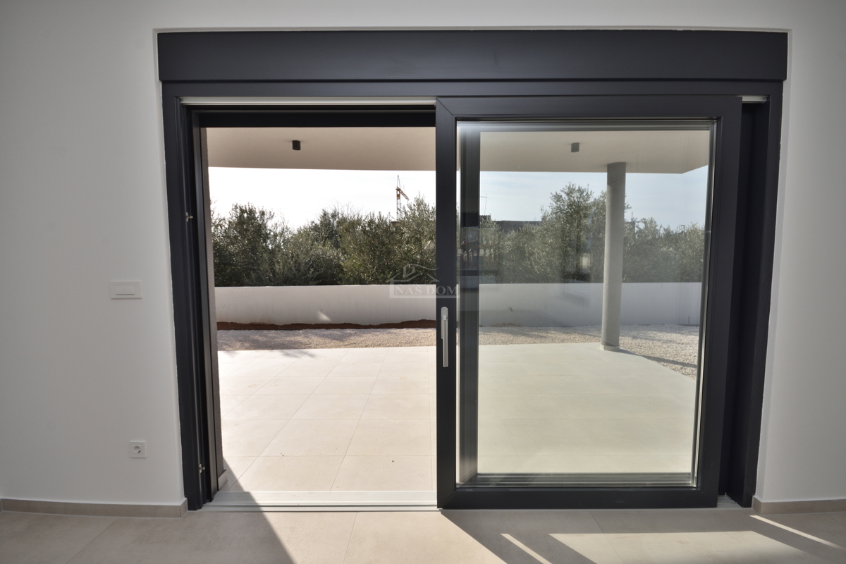 Luksuzno dvoprostorsko stanovanje S1 z veliko zemljiščem v Tribunju – 250 m od morja