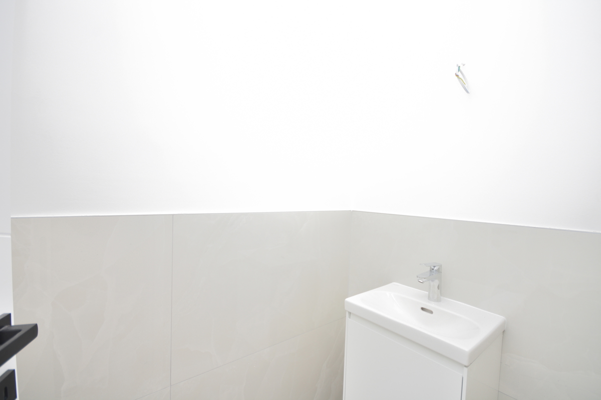 Luksuzno dvoprostorsko stanovanje S1 z veliko zemljiščem v Tribunju – 250 m od morja