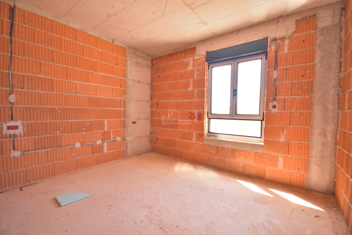 Luksuzno dvoprostorsko stanovanje S1 z veliko zemljiščem v Tribunju – 250 m od morja