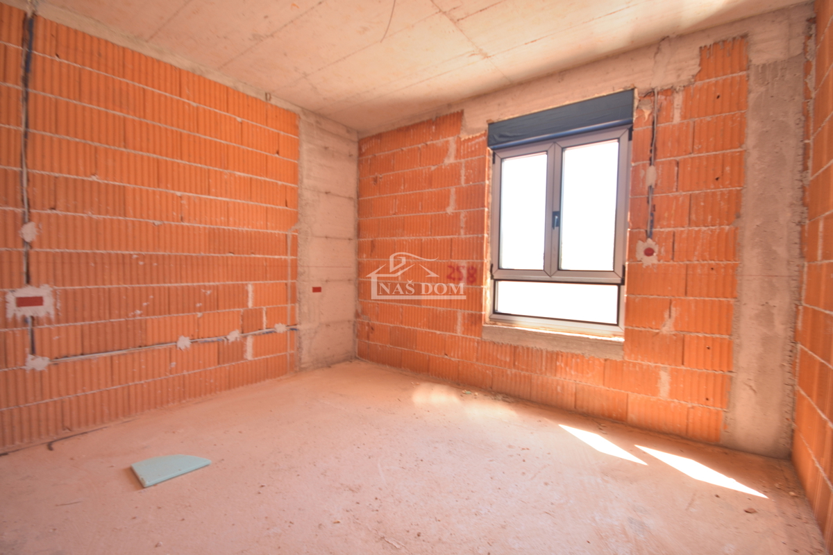 Luksuzno dvoprostorsko stanovanje S1 z veliko zemljiščem v Tribunju – 250 m od morja