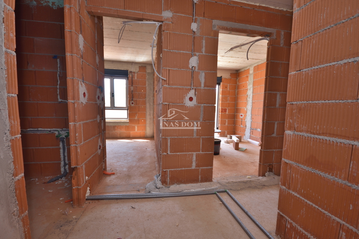 Luksuzno dvoprostorsko stanovanje S1 z veliko zemljiščem v Tribunju – 250 m od morja