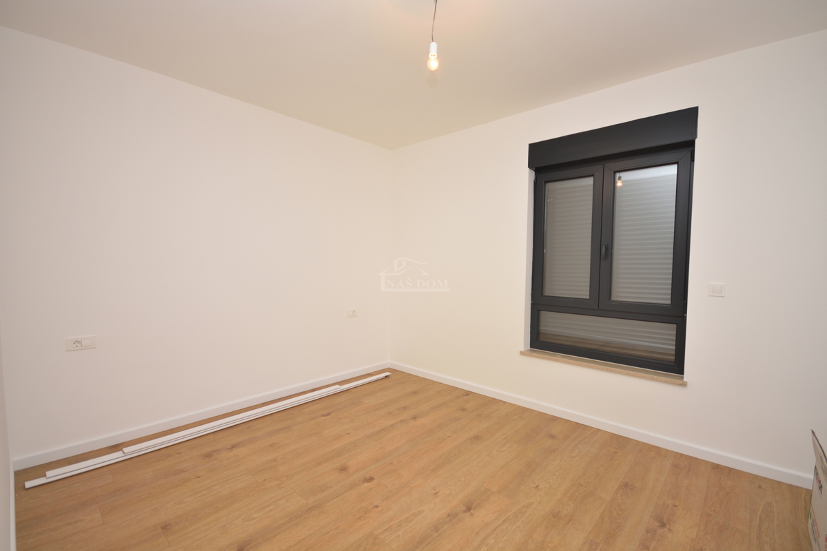 Luksuzno dvoprostorsko stanovanje S1 z veliko zemljiščem v Tribunju – 250 m od morja