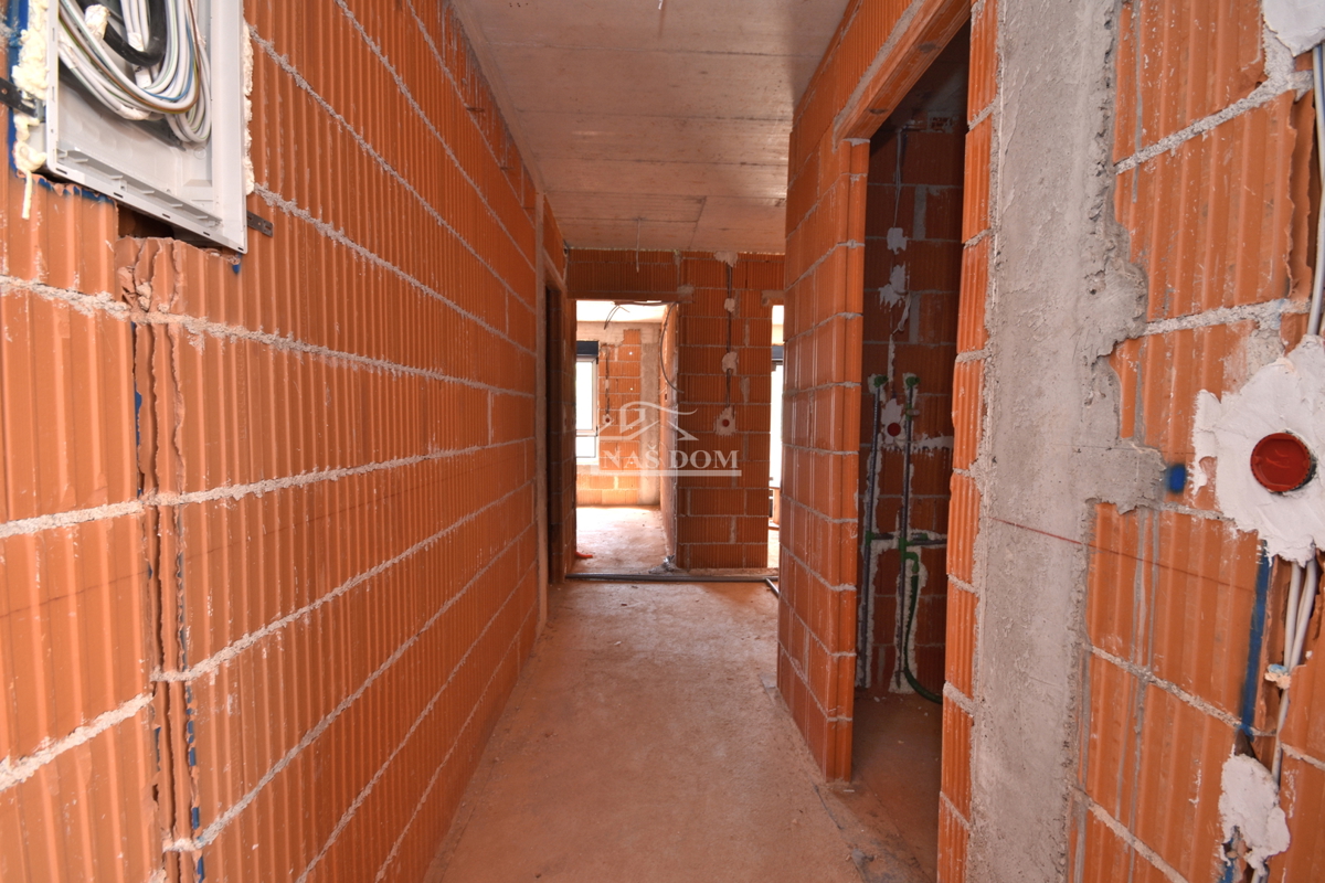 Luksuzno dvoprostorsko stanovanje S1 z veliko zemljiščem v Tribunju – 250 m od morja