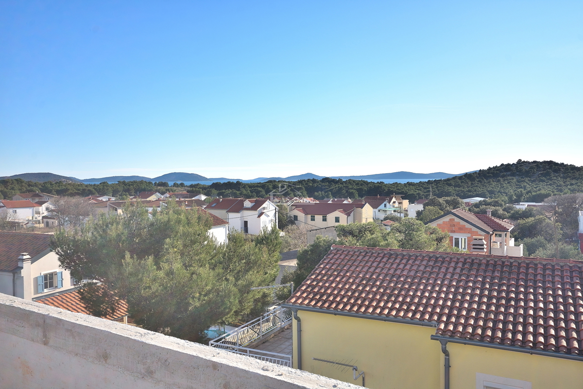 TRIBUNJ, SOVLJE - dvonadstropno stanovanje z razgledom na morje