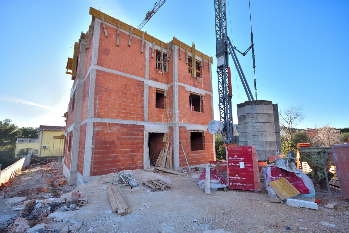 TRIBUNJ, SOVLJE - dvonadstropno stanovanje z razgledom na morje