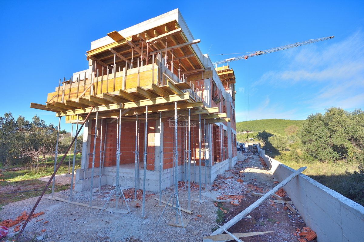 TRIBUNJ, SOVLJE - dvonadstropno stanovanje z razgledom na morje