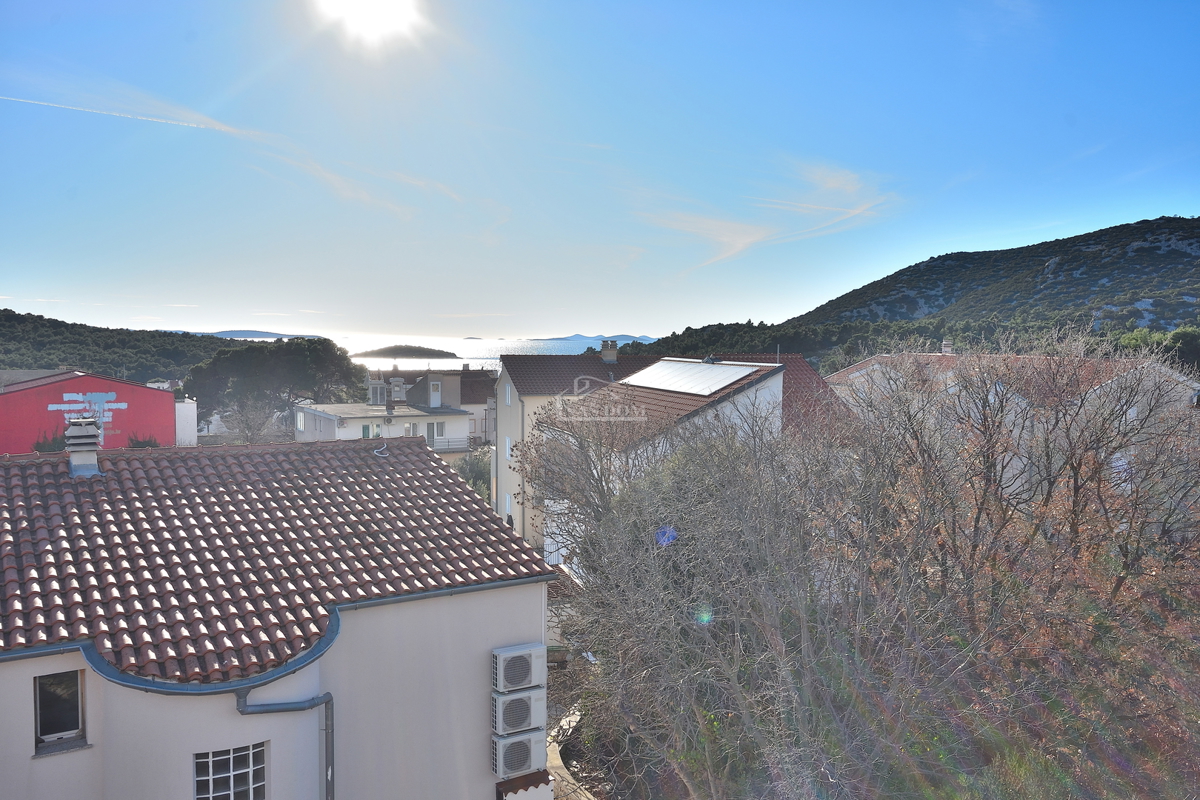 TRIBUNJ, SOVLJE - dvonadstropno stanovanje z razgledom na morje