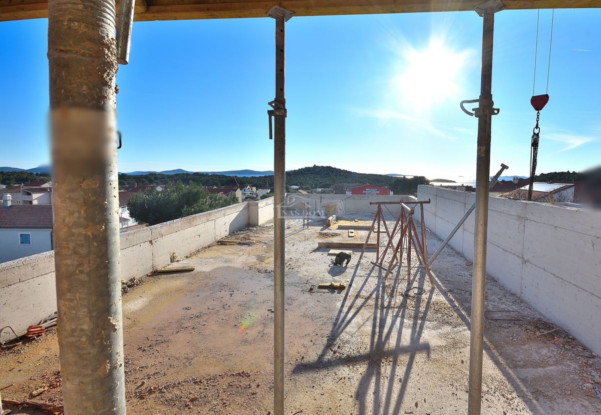 TRIBUNJ, SOVLJE - dvonadstropno stanovanje z razgledom na morje