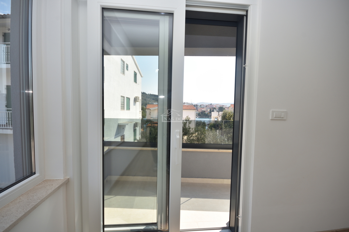 Žaborić - Dvojna hiša S2, 70 m od morja, novogradnja z vrtom in teraso