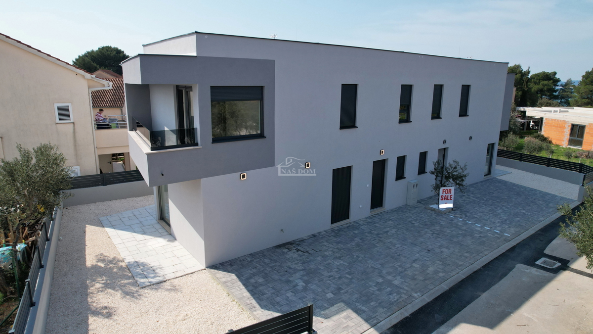 Žaborić - Dvojna hiša S2, 70 m od morja, novogradnja z vrtom in teraso