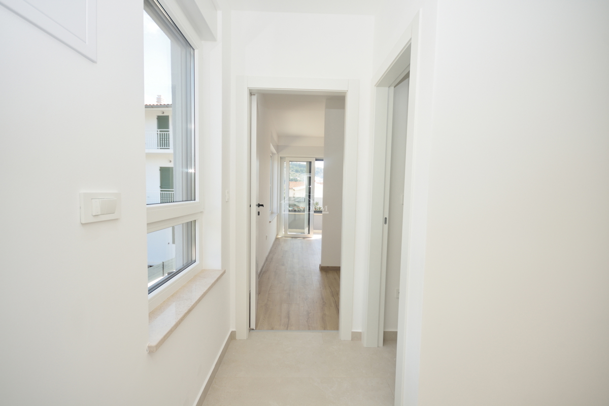 Žaborić - Dvojna hiša S2, 70 m od morja, novogradnja z vrtom in teraso