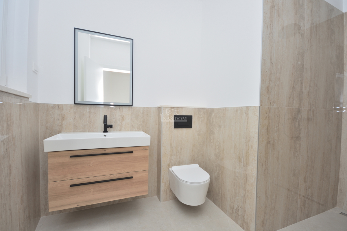 Žaborić - Dvojna hiša S2, 70 m od morja, novogradnja z vrtom in teraso