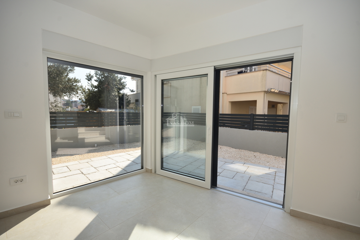 Žaborić - Dvojna hiša S2, 70 m od morja, novogradnja z vrtom in teraso