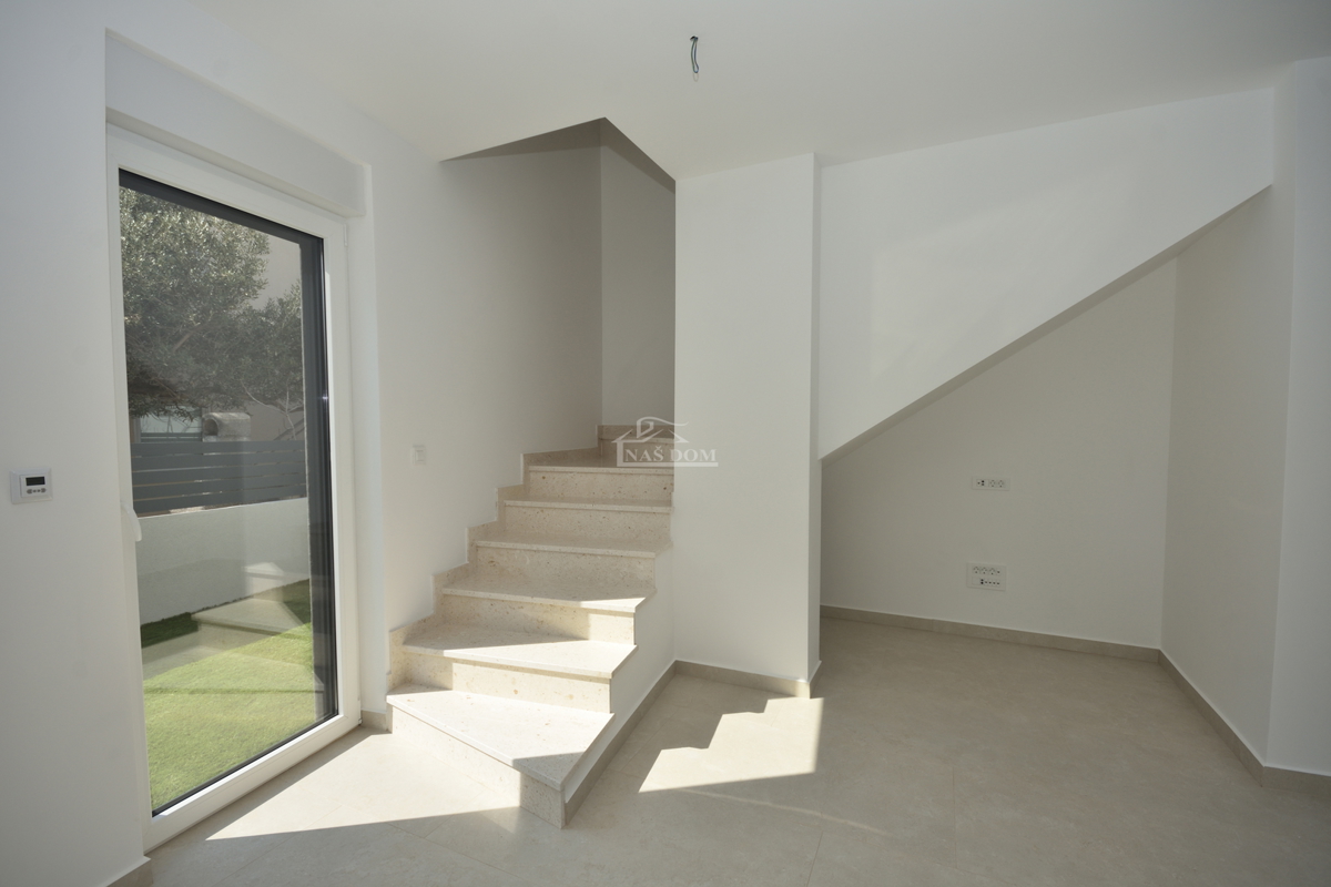 Žaborić - Dvojna hiša S2, 70 m od morja, novogradnja z vrtom in teraso