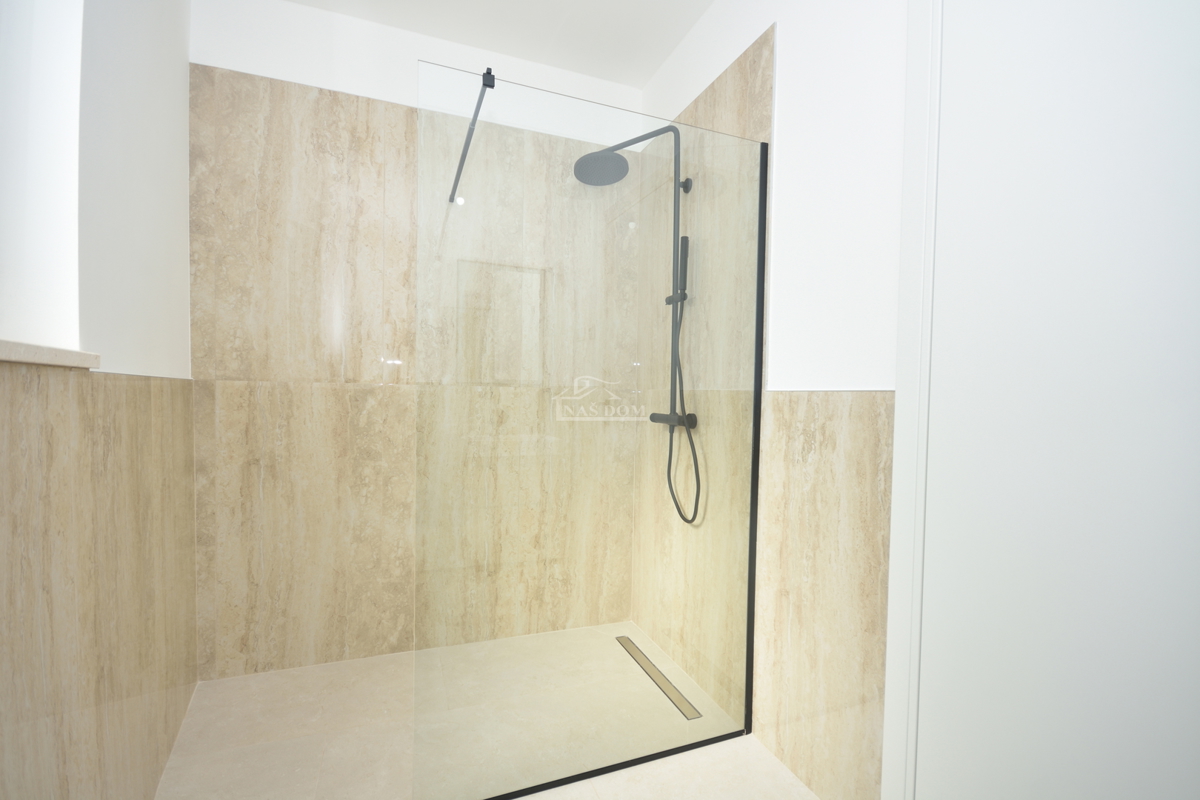 Žaborić - Dvojna hiša S2, 70 m od morja, novogradnja z vrtom in teraso