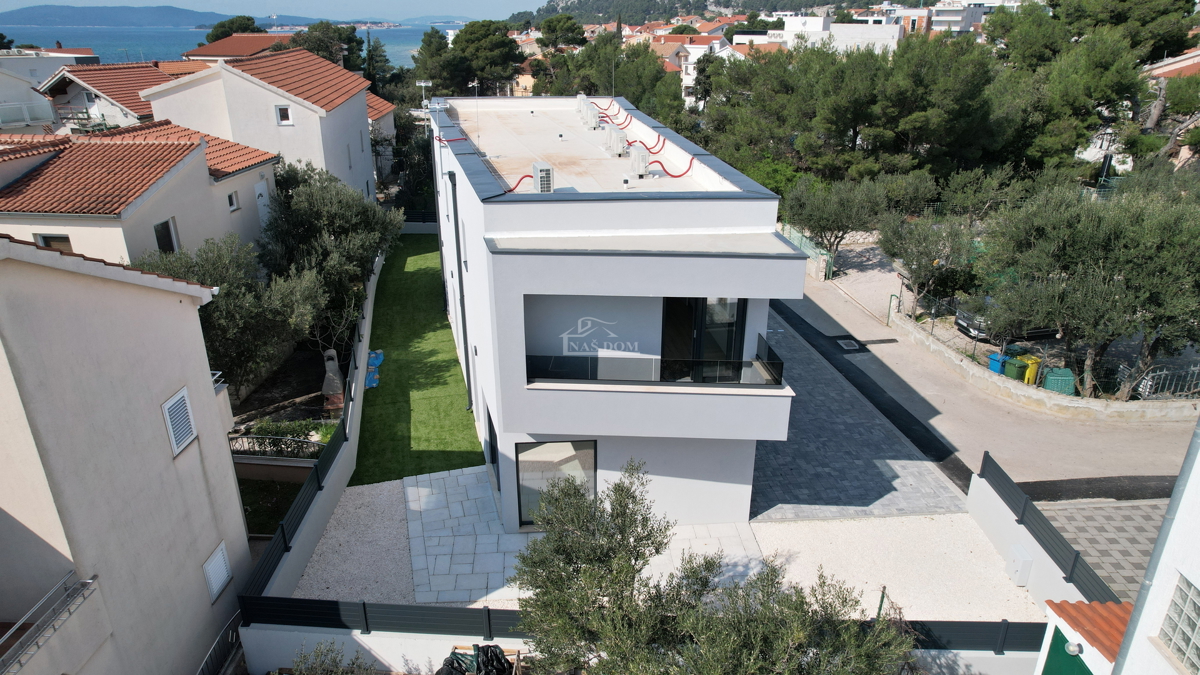 Žaborić - Dvojna hiša S2, 70 m od morja, novogradnja z vrtom in teraso