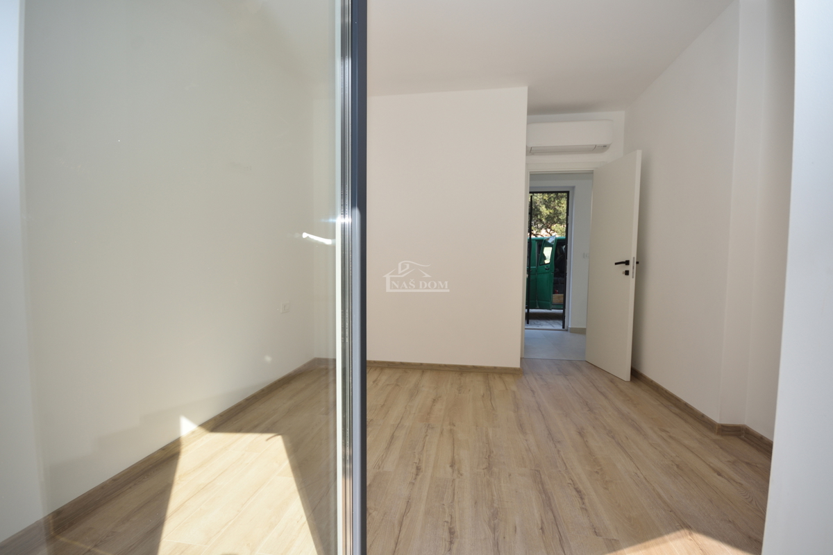 Žaborić - Dvojna hiša S2, 70 m od morja, novogradnja z vrtom in teraso