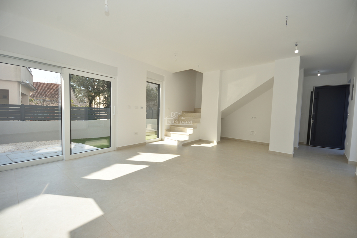 Žaborić - Dvojna hiša S2, 70 m od morja, novogradnja z vrtom in teraso