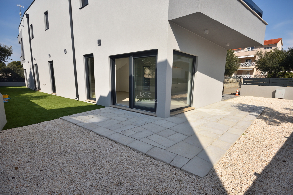 Žaborić - Dvojna hiša S2, 70 m od morja, novogradnja z vrtom in teraso