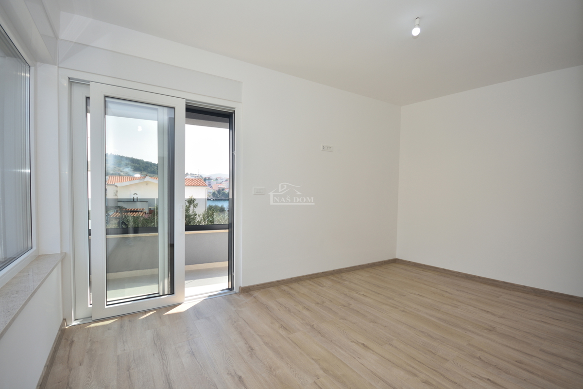 Žaborić - Dvojna hiša S2, 70 m od morja, novogradnja z vrtom in teraso