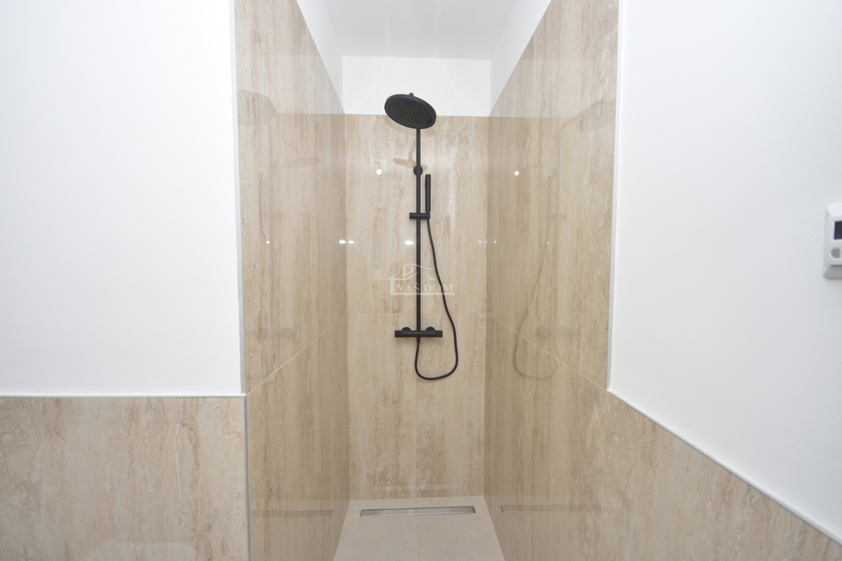 Žaborić - Dvojna hiša S2, 70 m od morja, novogradnja z vrtom in teraso