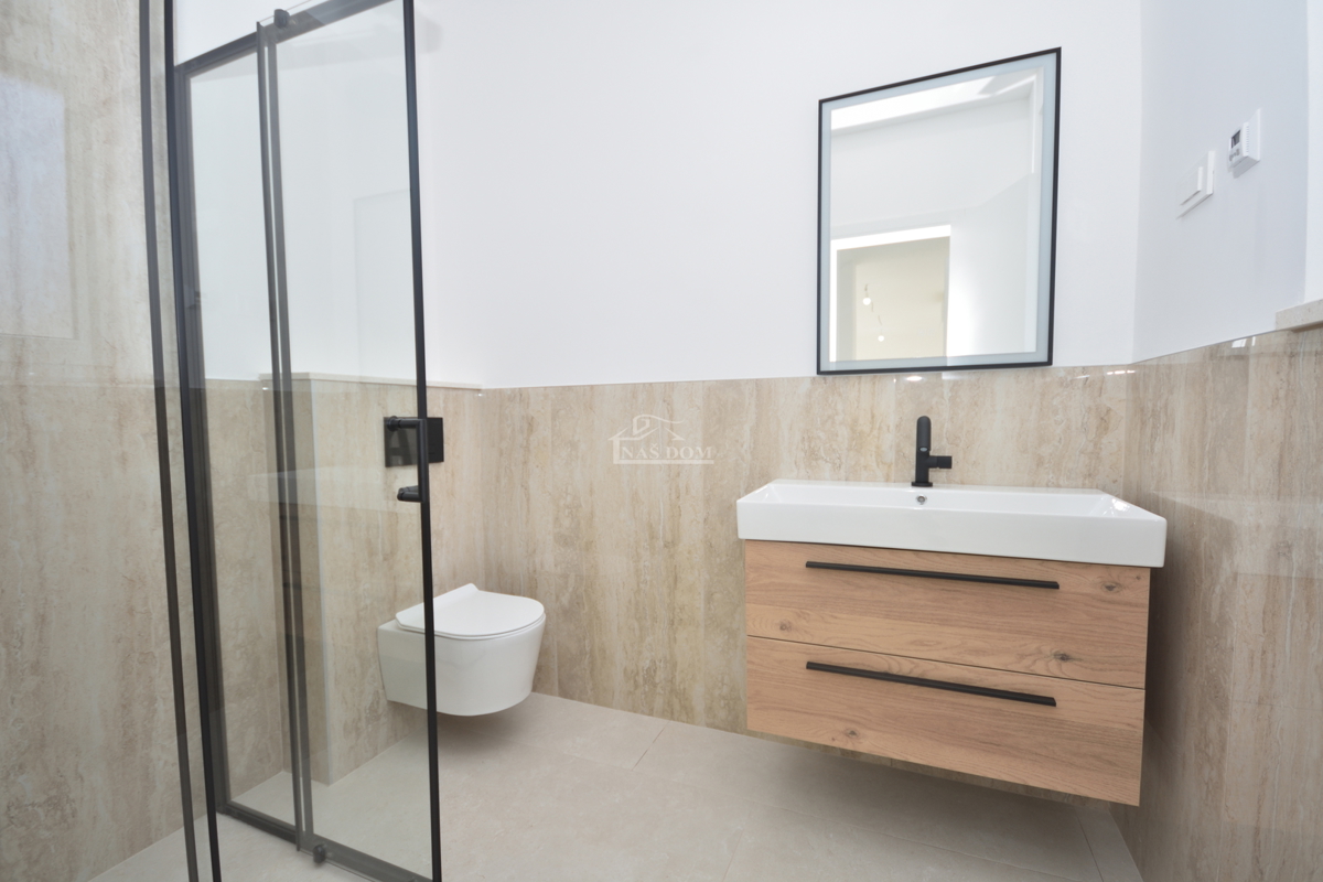 Žaborić - Dvojna hiša S2, 70 m od morja, novogradnja z vrtom in teraso