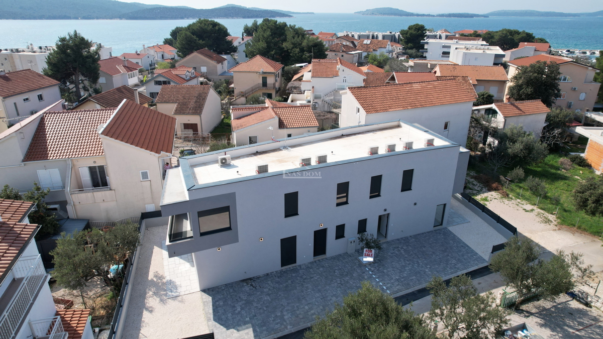 Žaborić - Dvojna hiša S2, 70 m od morja, novogradnja z vrtom in teraso