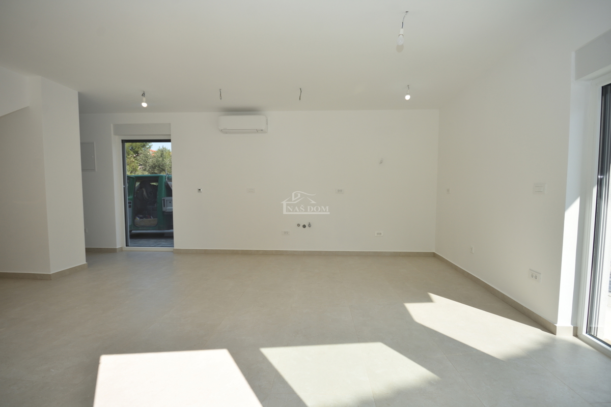 Žaborić - Dvojna hiša S2, 70 m od morja, novogradnja z vrtom in teraso