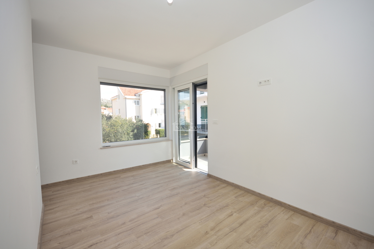 Žaborić - Dvojna hiša S2, 70 m od morja, novogradnja z vrtom in teraso