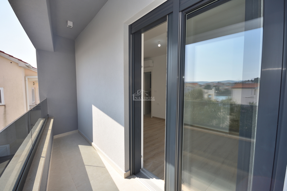 Žaborić - Dvojna hiša S2, 70 m od morja, novogradnja z vrtom in teraso