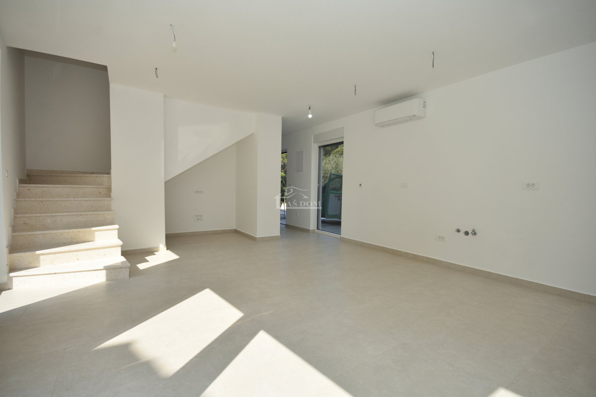 Žaborić - Dvojna hiša S2, 70 m od morja, novogradnja z vrtom in teraso