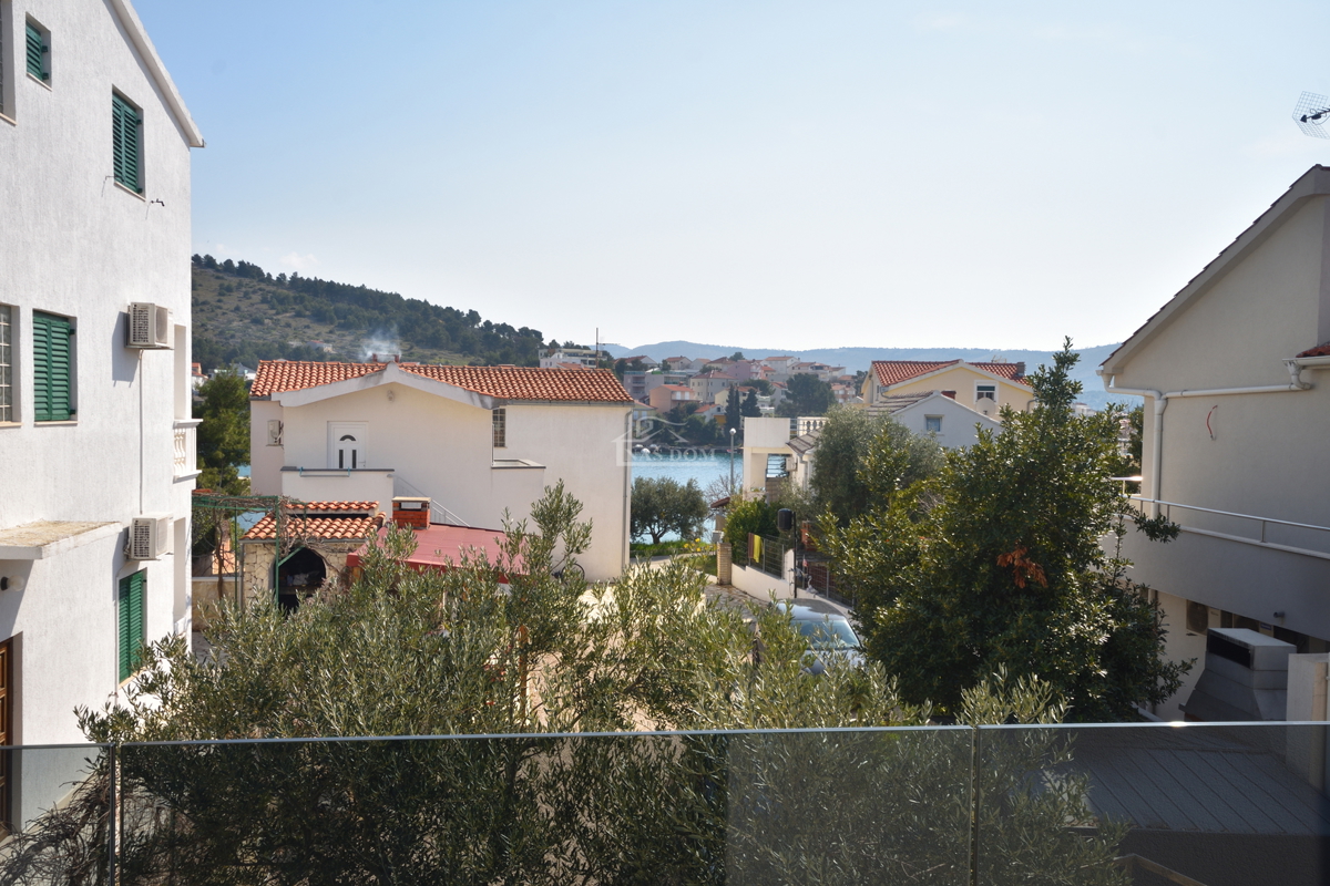 Žaborić - Dvojna hiša S2, 70 m od morja, novogradnja z vrtom in teraso