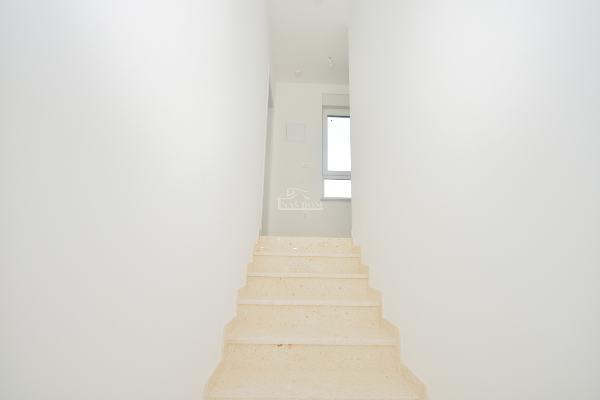 Žaborić - Dvojna hiša S2, 70 m od morja, novogradnja z vrtom in teraso