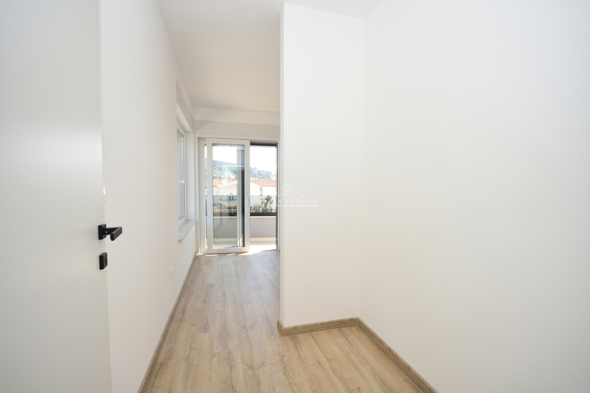 Žaborić - Dvojna hiša S2, 70 m od morja, novogradnja z vrtom in teraso