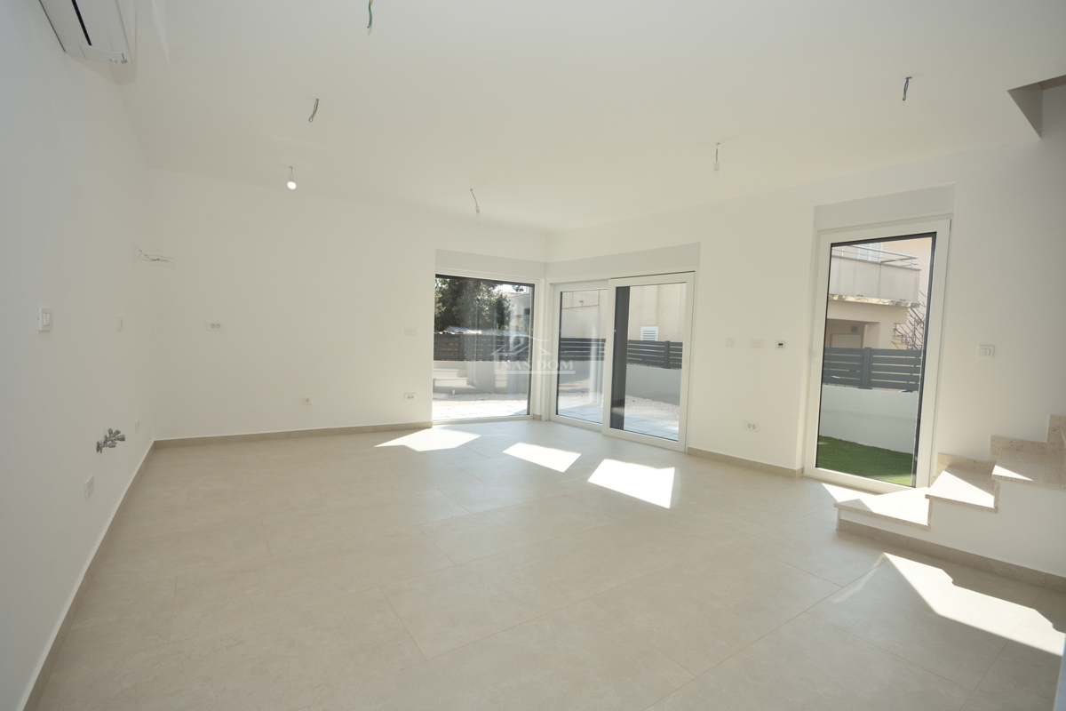 Žaborić - Dvojna hiša S2, 70 m od morja, novogradnja z vrtom in teraso