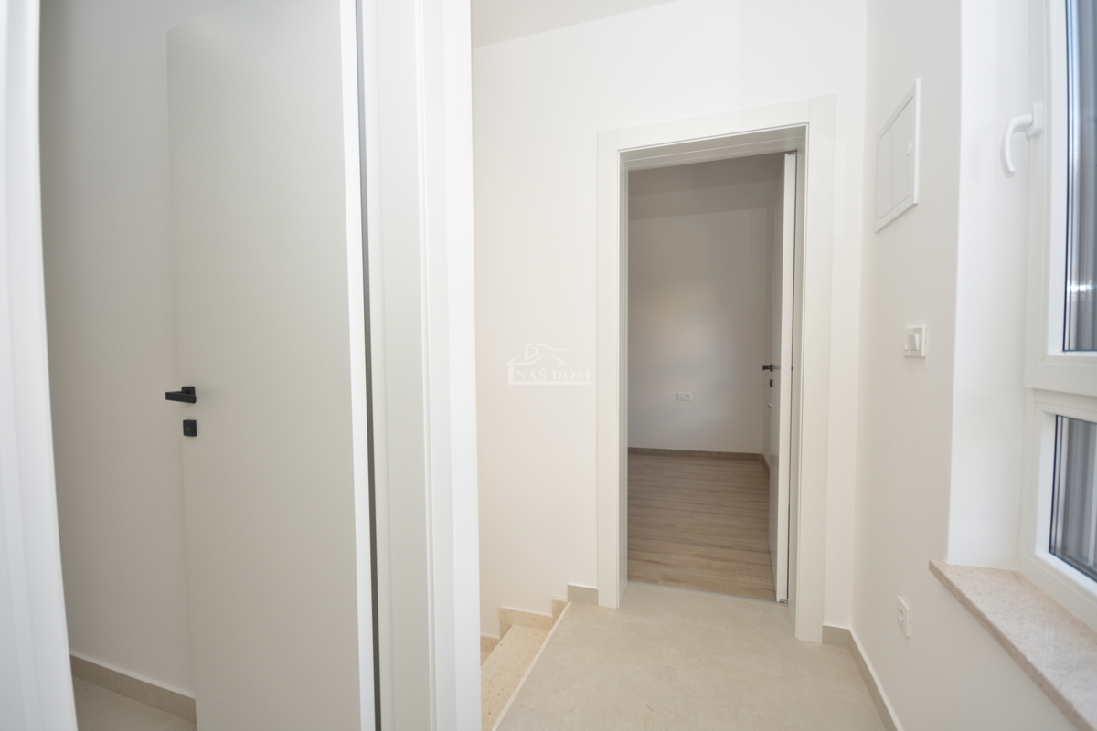 Žaborić - Dvojna hiša S2, 70 m od morja, novogradnja z vrtom in teraso