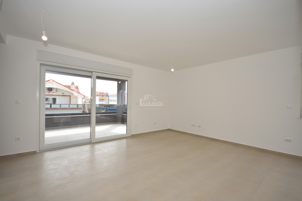 Vodice - Trosobno stanovanje S2 v prvem nadstropju, odlična lokacija