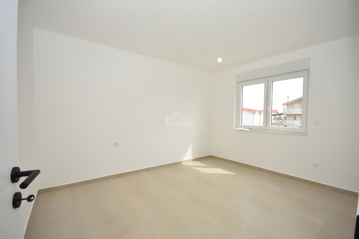 Vodice - Trosobno stanovanje S2 v prvem nadstropju, odlična lokacija